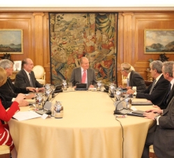Su Majestad el Rey durante la reunión con los miembros del Patronato del Real Colegio de San Clemente de los Españoles en Bolonia